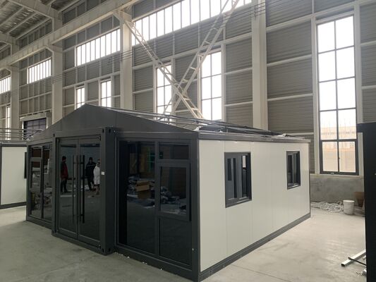 ถัง 20 ฟุตที่พับได้ มีอายุการใช้งาน 30-40 ปี ห้องน้ําแยกแบบเปียกและแห้ง และความสามารถในการป้องกันแผ่นดินไหวระดับ 8